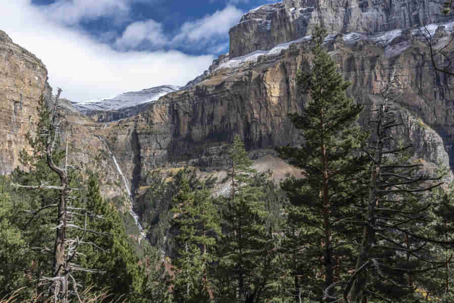 Huesca - parque nacional de Ordesa y Monte Perdido - valle de Ordesa 21 - cascada y circo de Cotatuero.jpg